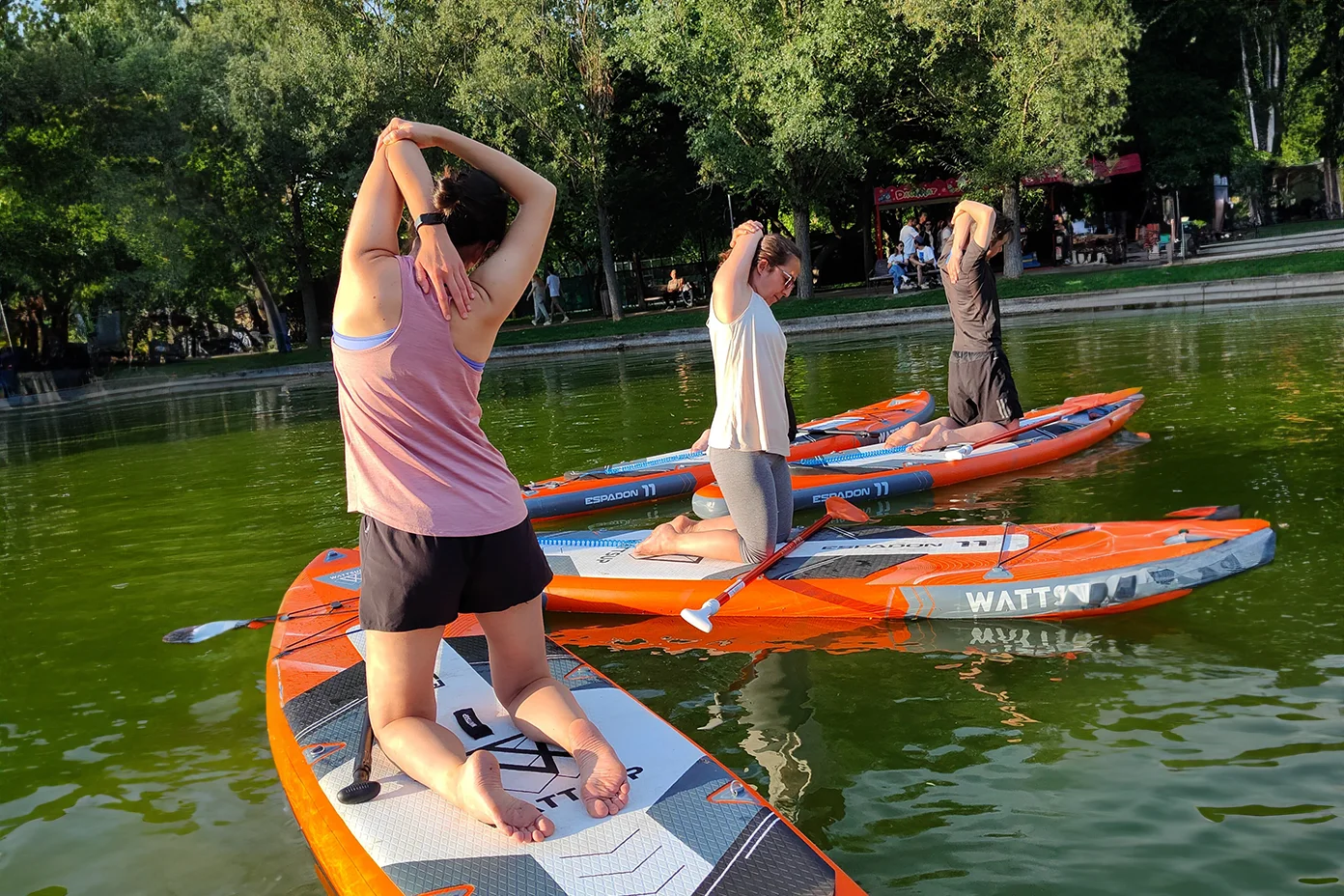 Yoga pe Stand up paddle