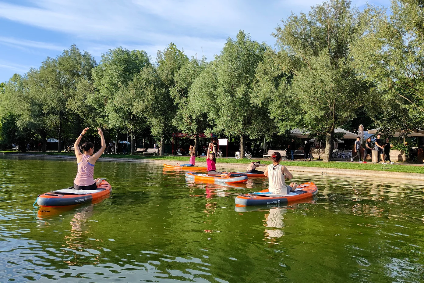 Yoga pe Stand up paddle