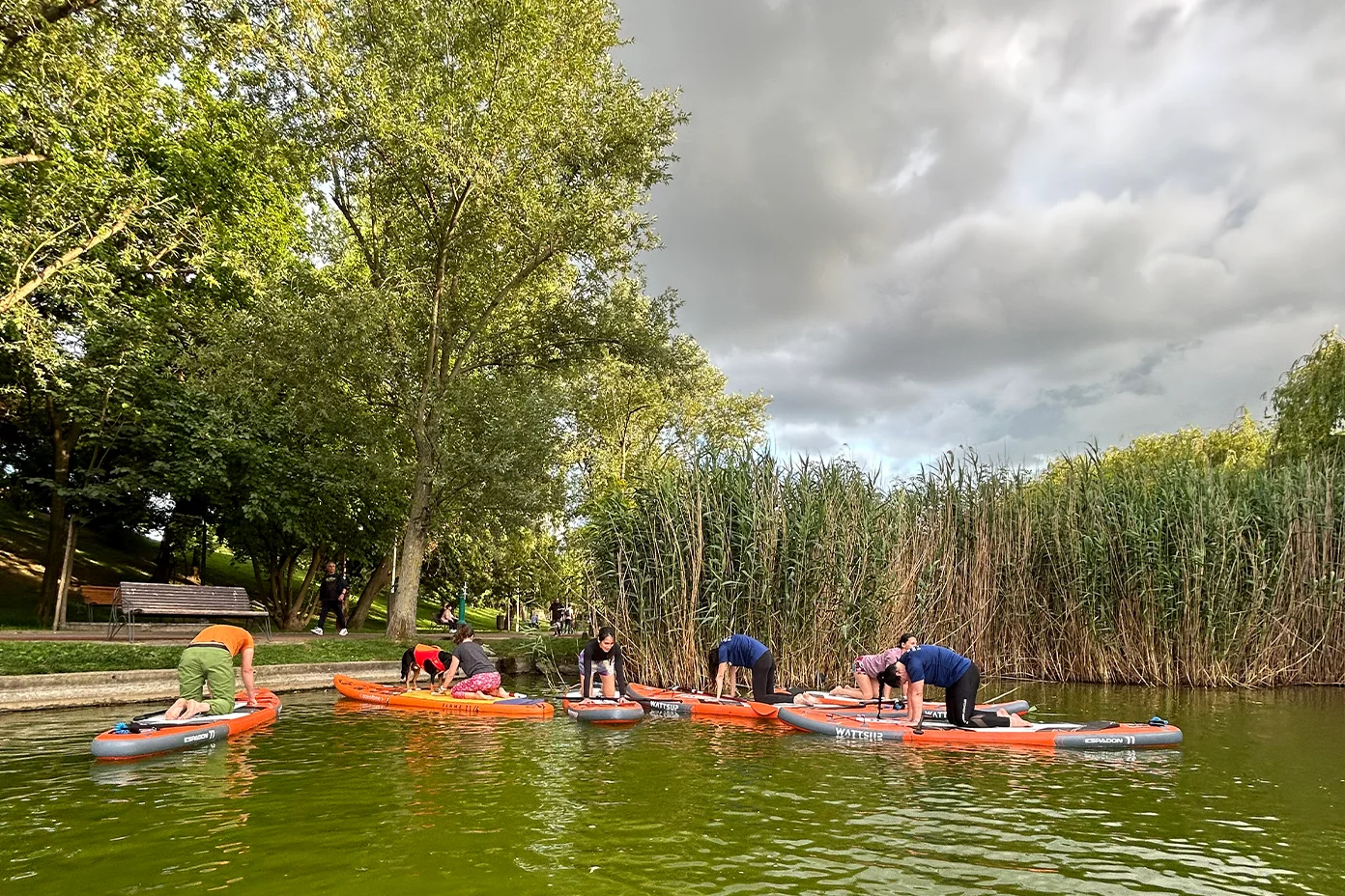 Yoga pe Stand up paddle